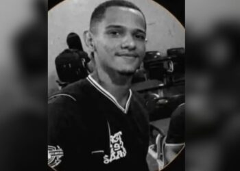 Jovem morre após carro tentar desviar de animal e cair em canal de água na BR-242, diz PRF