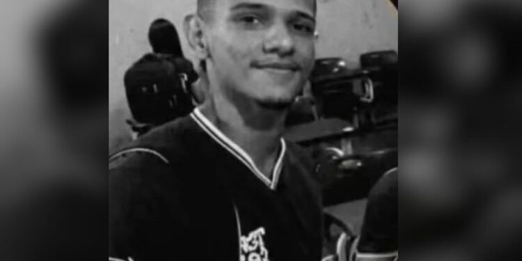 Jovem morre após carro tentar desviar de animal e cair em canal de água na BR-242, diz PRF