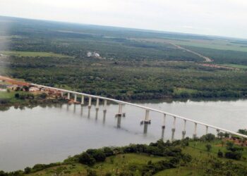 Estado autoriza travessia de balsa no Rio Tocantins após interdição de ponte na BR-235