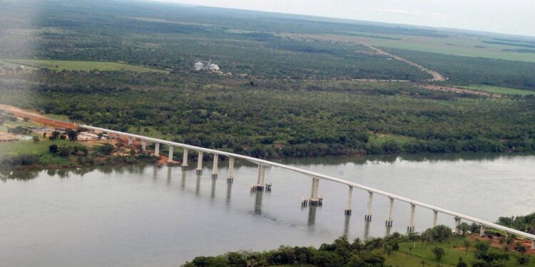 Estado autoriza travessia de balsa no Rio Tocantins após interdição de ponte na BR-235