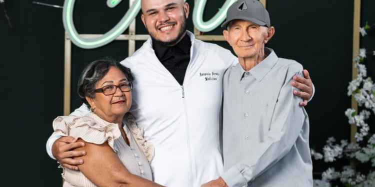 Dor e propósito: quem é o estudante de medicina que viralizou com homenagem aos pais que sobreviveram ao câncer