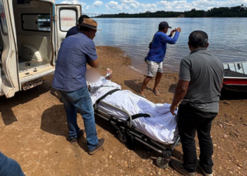 Paciente é transportado de maca em barco após interdição de ponte no Rio Tocantins; VÍDEO