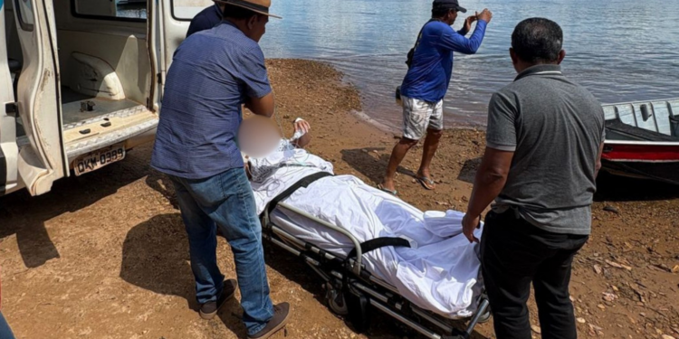 Paciente é transportado de maca em barco após interdição de ponte no Rio Tocantins; VÍDEO