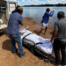 Paciente é transportado de maca em barco após interdição de ponte no Rio Tocantins; VÍDEO