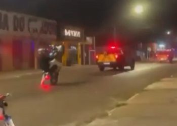 Motociclista dá 'grau' atrás de viaturas do Detran e foge em seguida no TO; VÍDEO