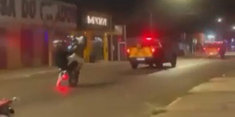 Motociclista dá 'grau' atrás de viaturas do Detran e foge em seguida no TO; VÍDEO