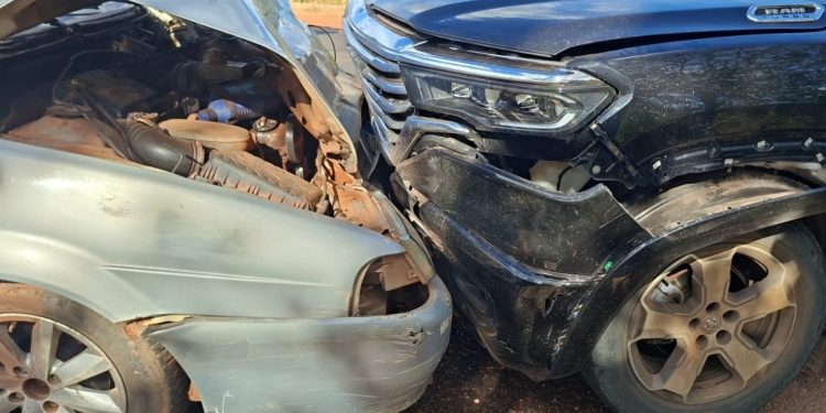 Acidente envolvendo motocicleta e dois carros deixa um morto na BR-153